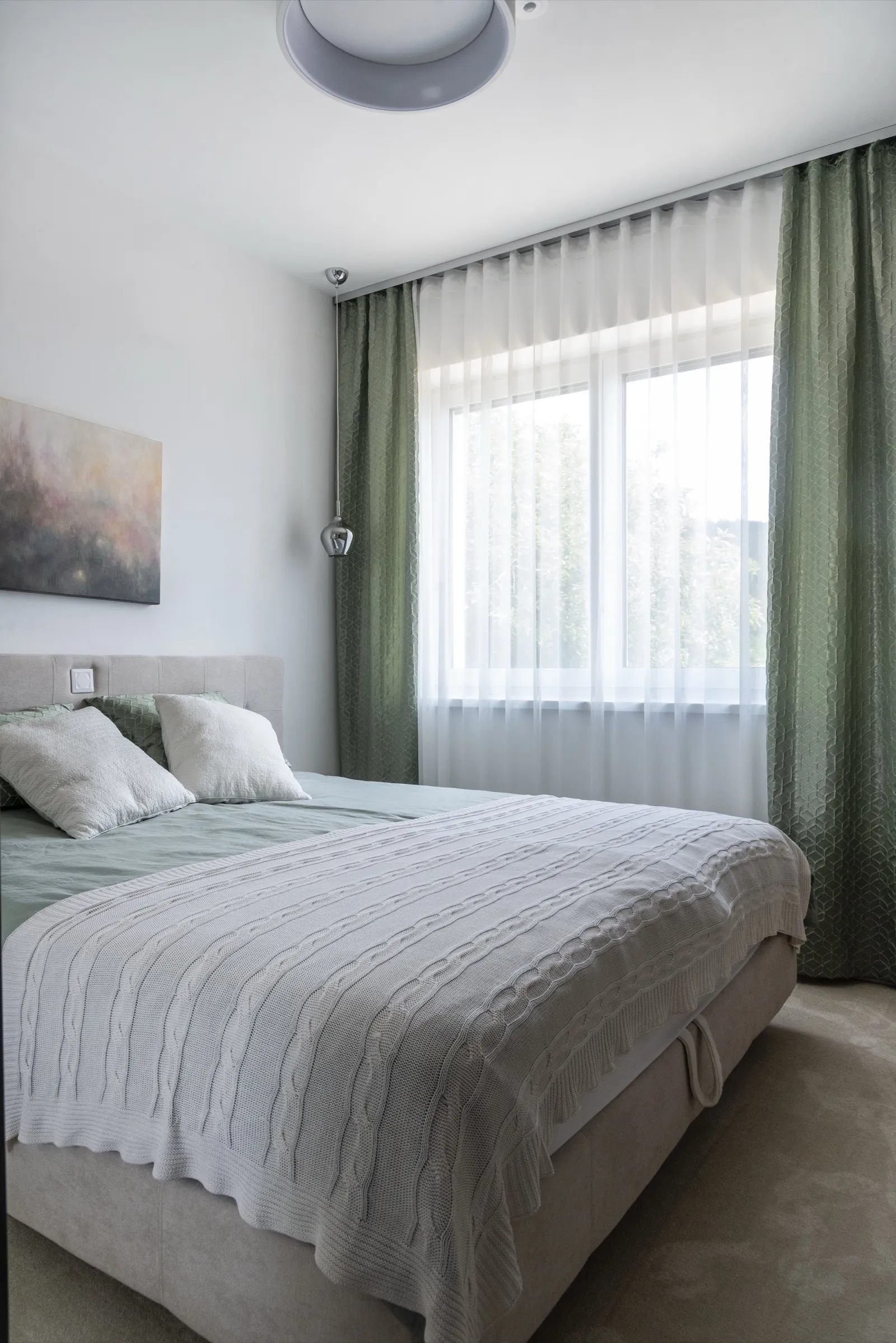 Mirrored sliding-door wardrobe