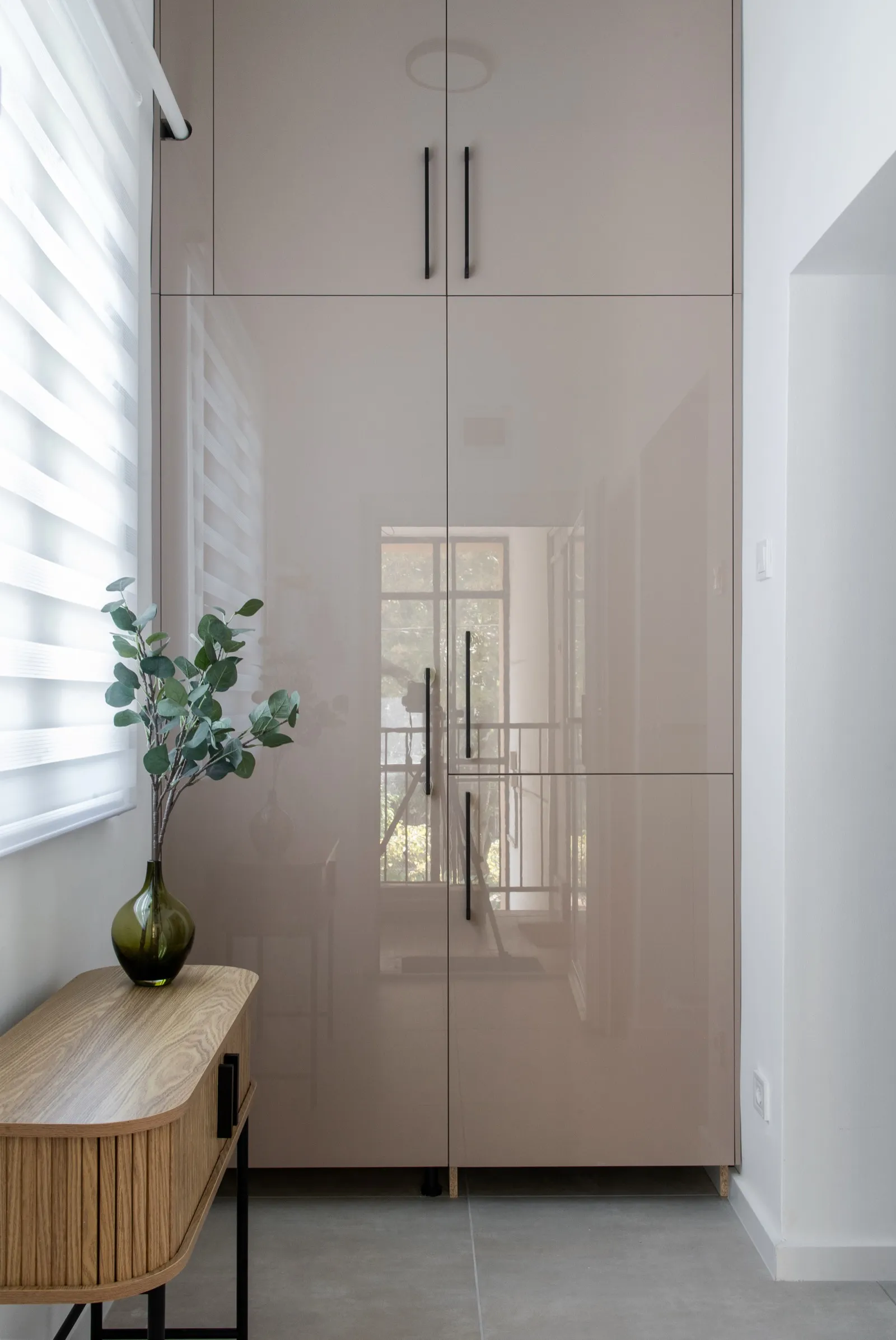 Kitchen with breakfast counter