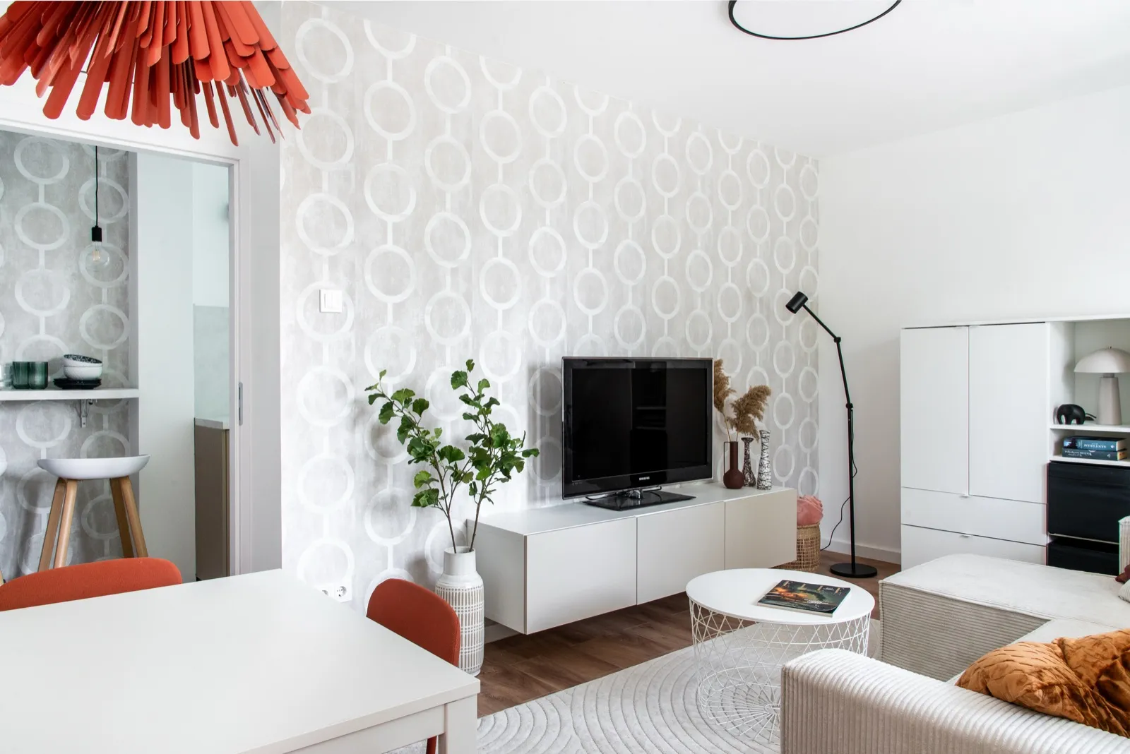 Entrance hall with built-in wardrobe