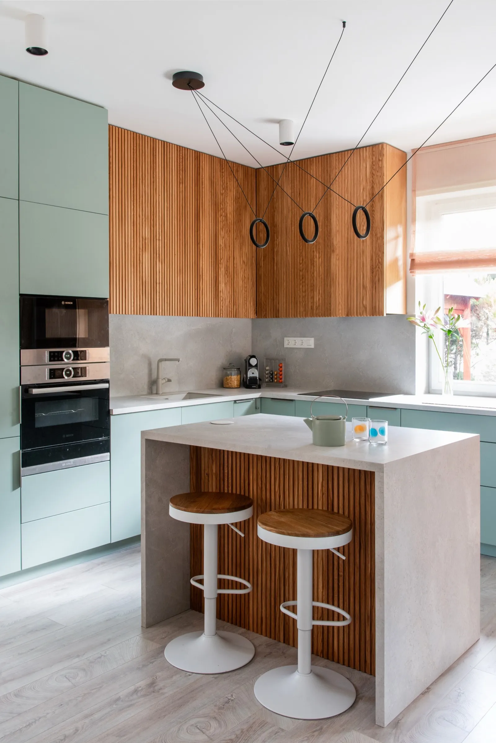 Kitchen with free-standing island