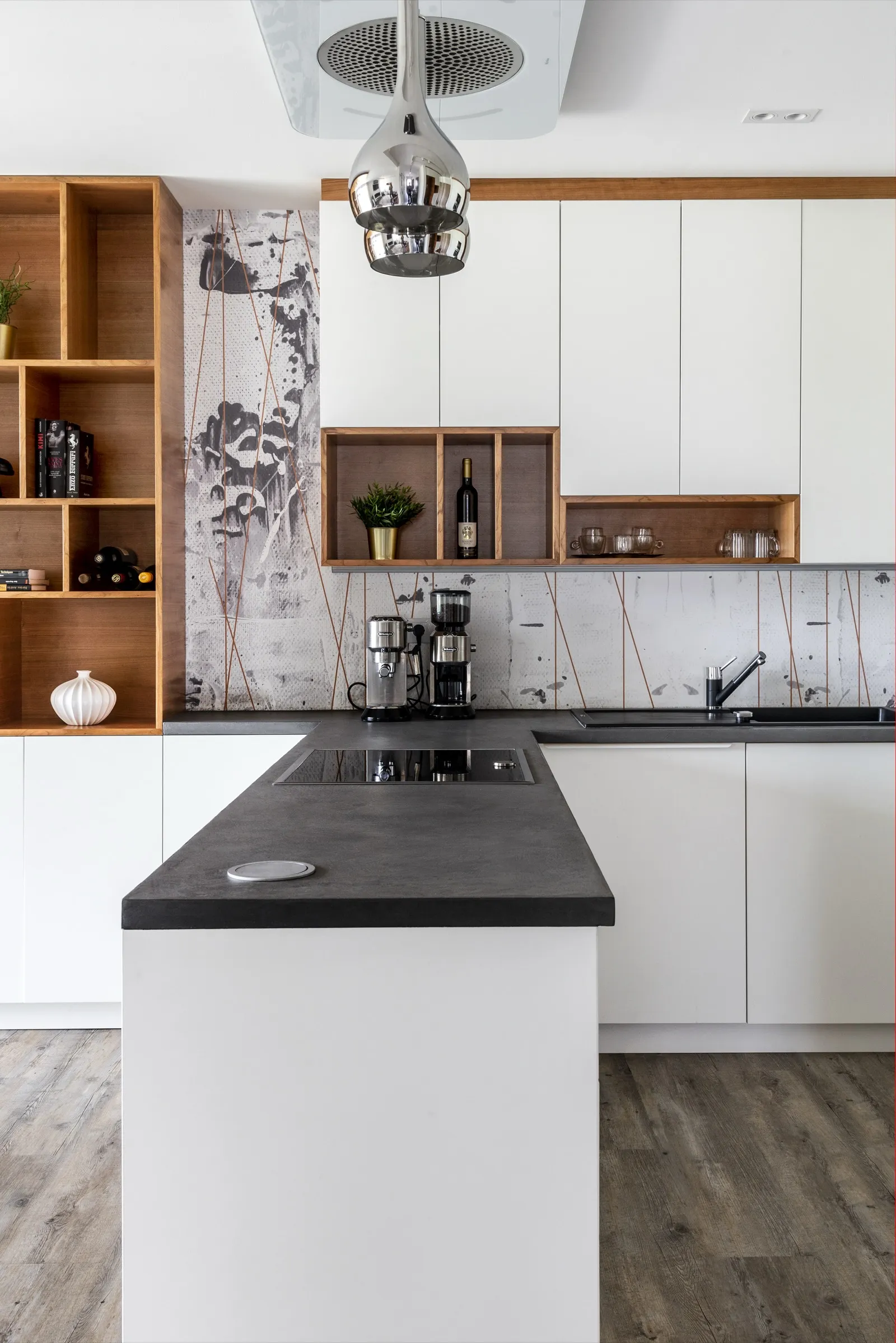 Kitchen furniture climbing to the ceiling