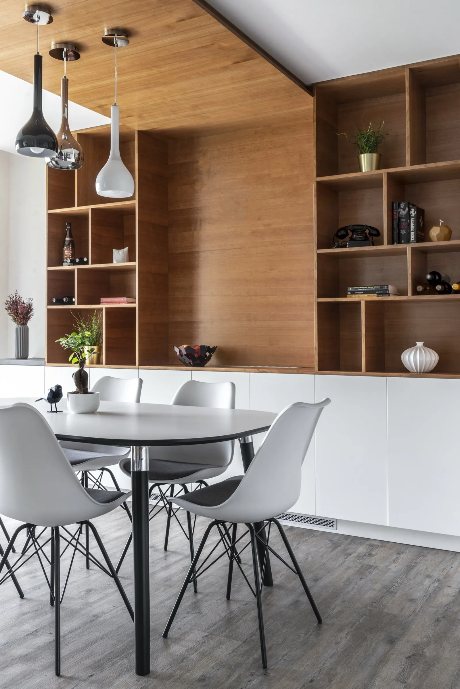 Wainscoting with spatial rhythm