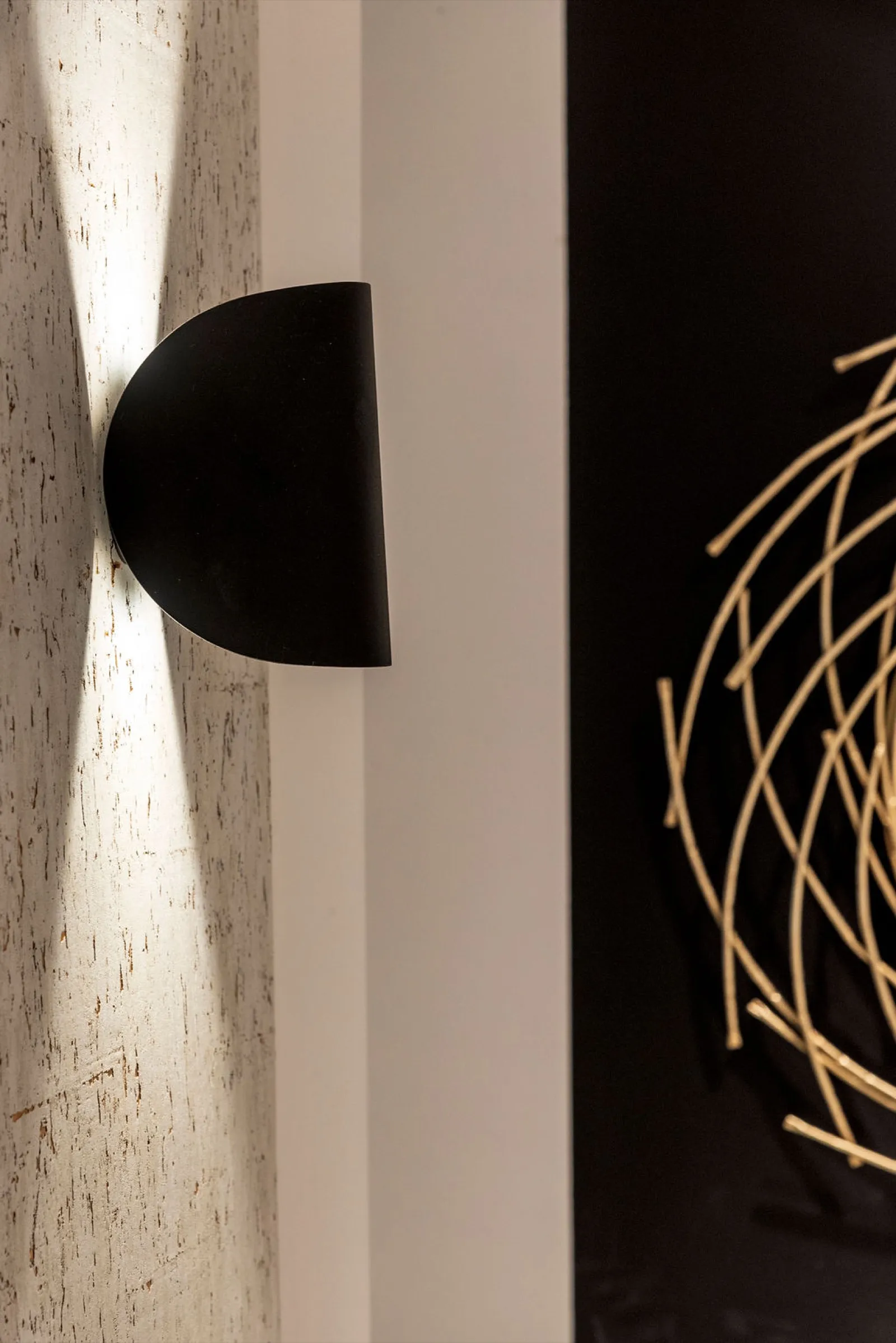 Gold-dust organic wallpaper in corridor