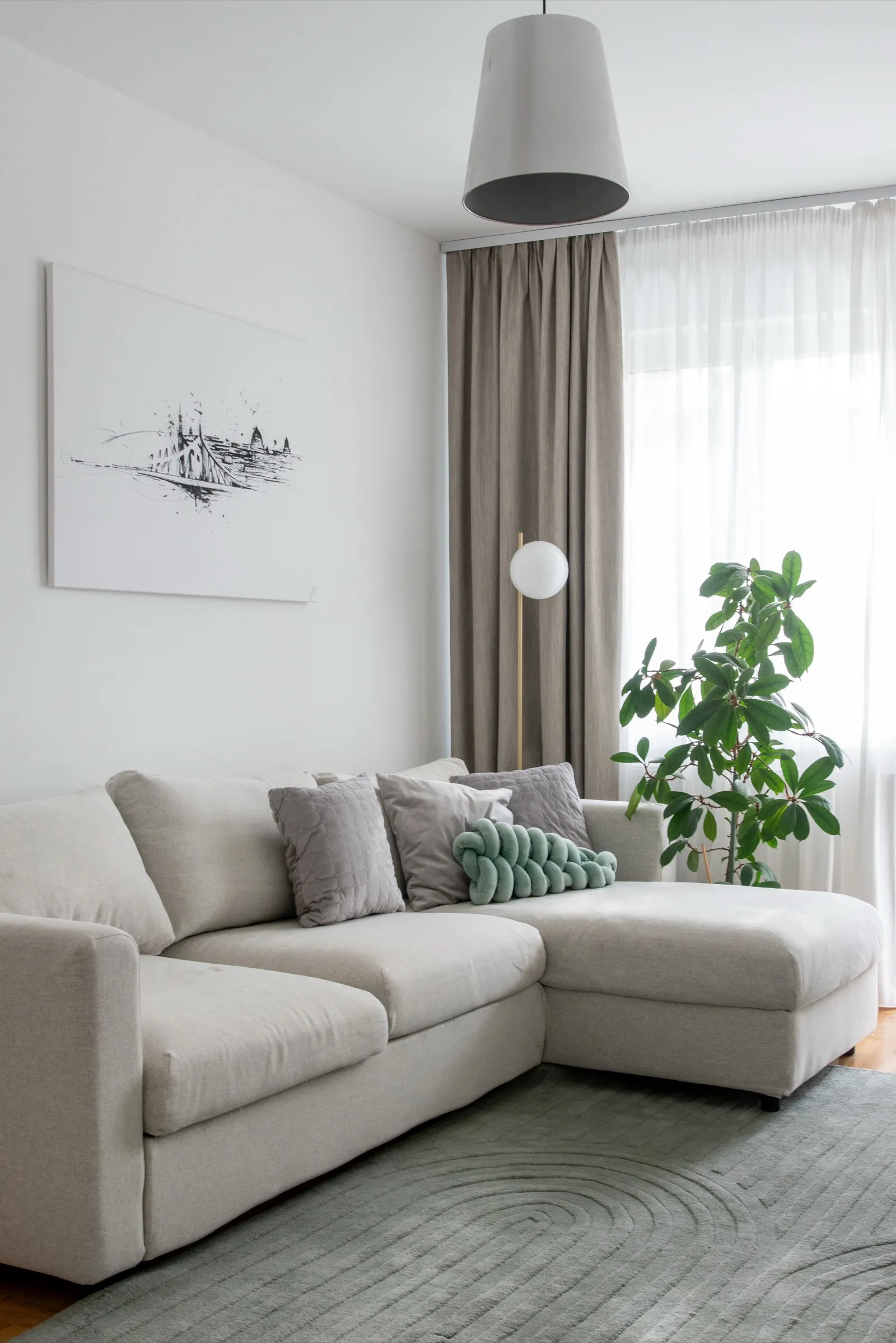 Bedroom with mauve-to-burgundy palette