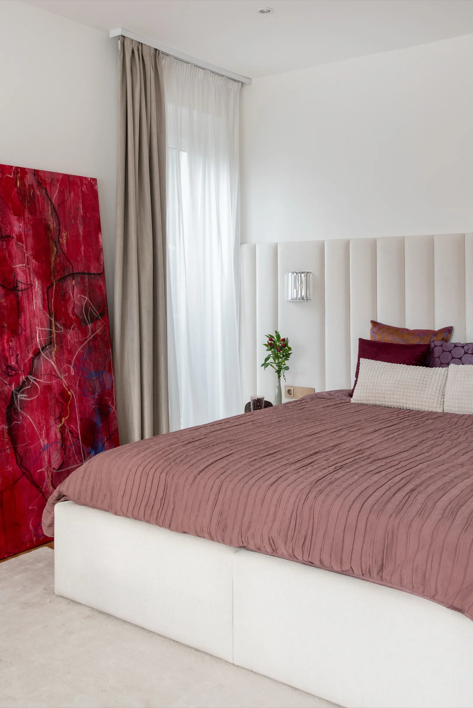 Built-in dressing table and floor-to-ceiling mirror