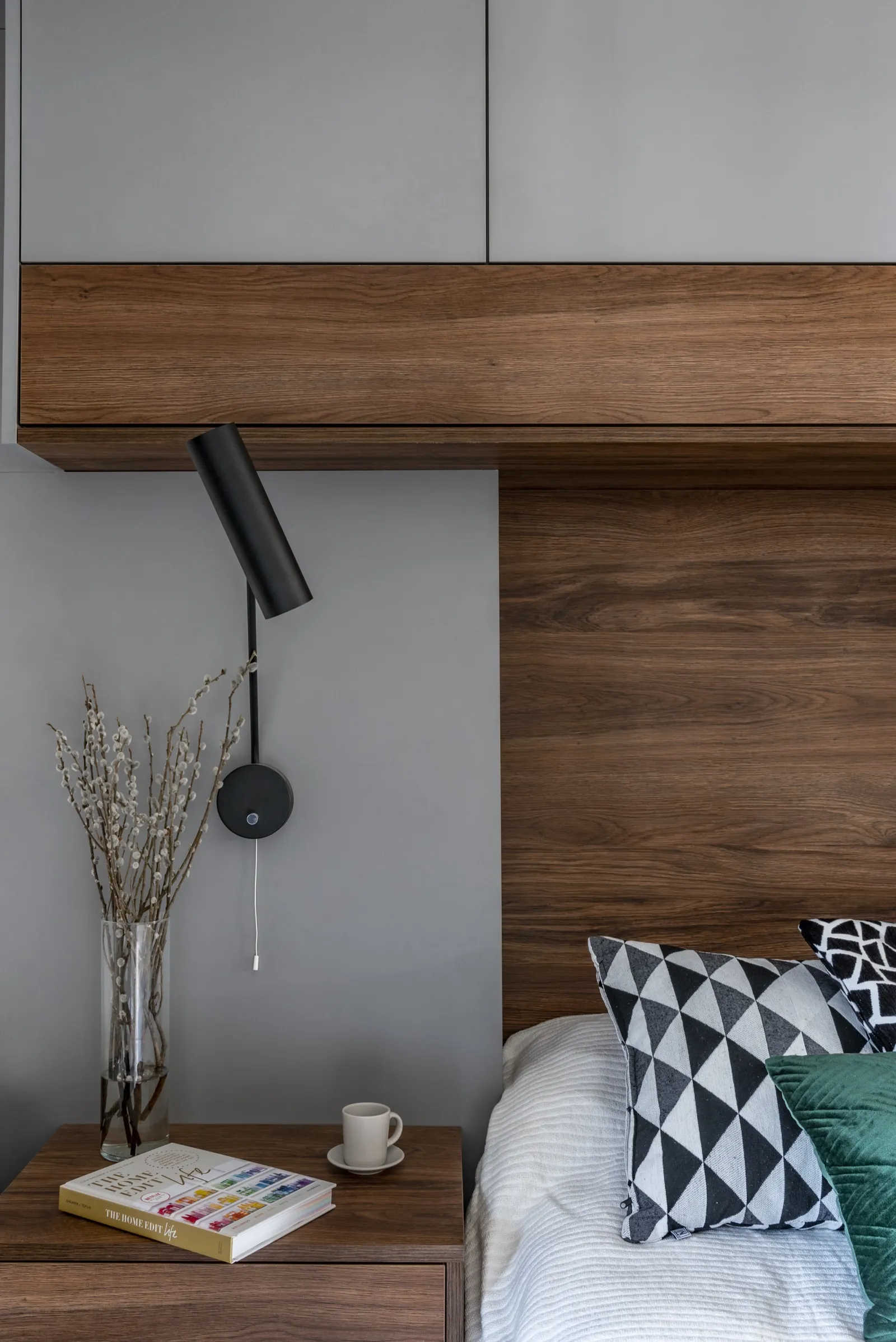 Bar corner with microcement backdrop