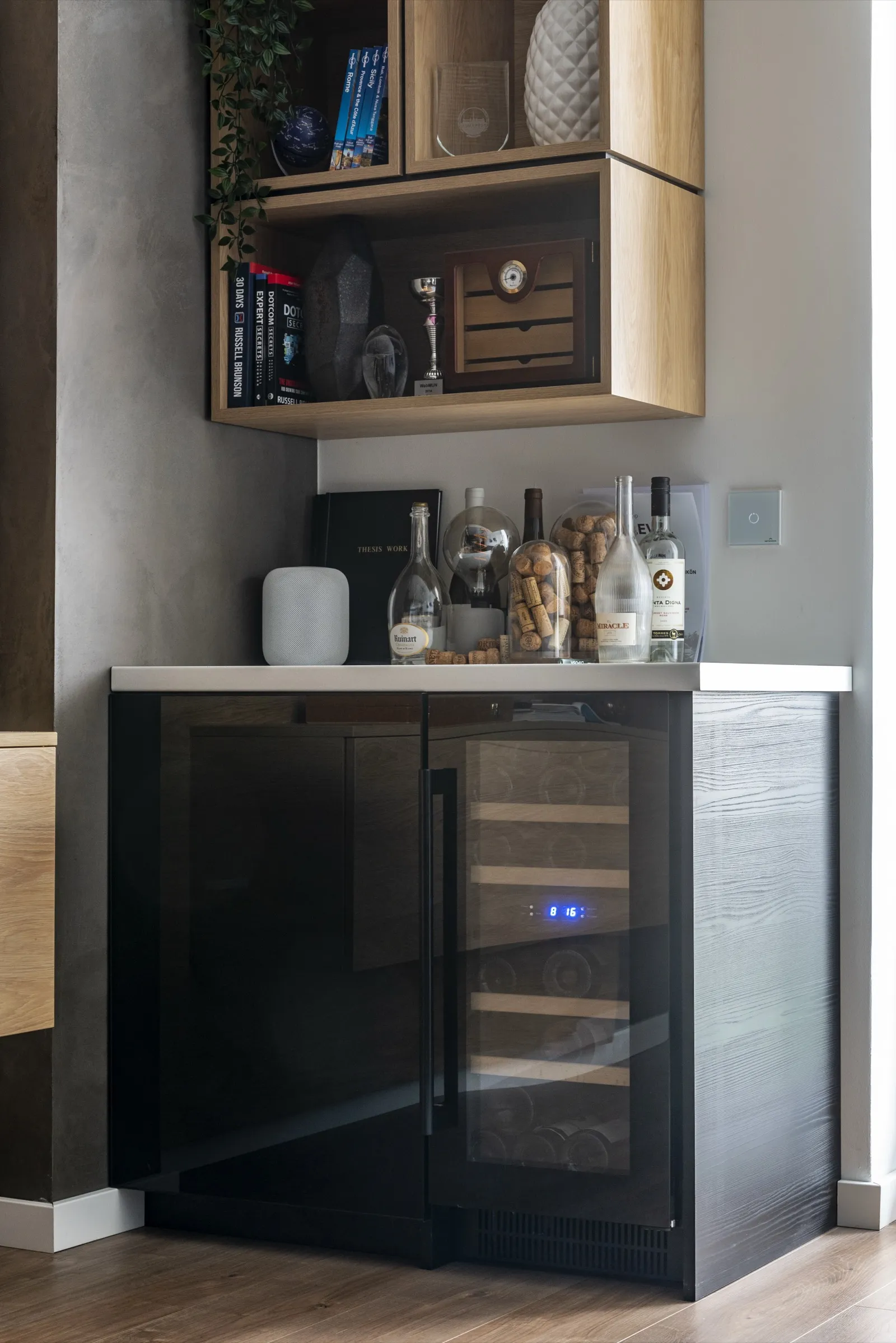 Polygonal ceiling lamp detail