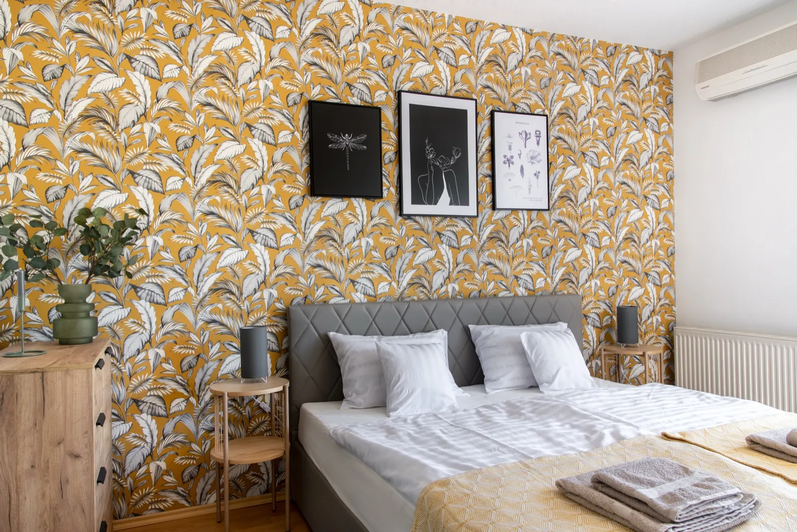 Patterned wallpaper in the entrance