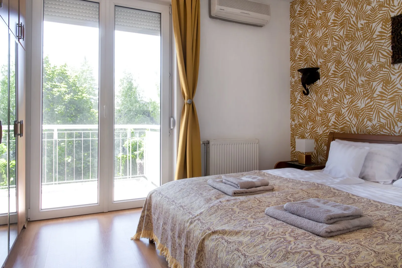Living room with green leafy wallpaper