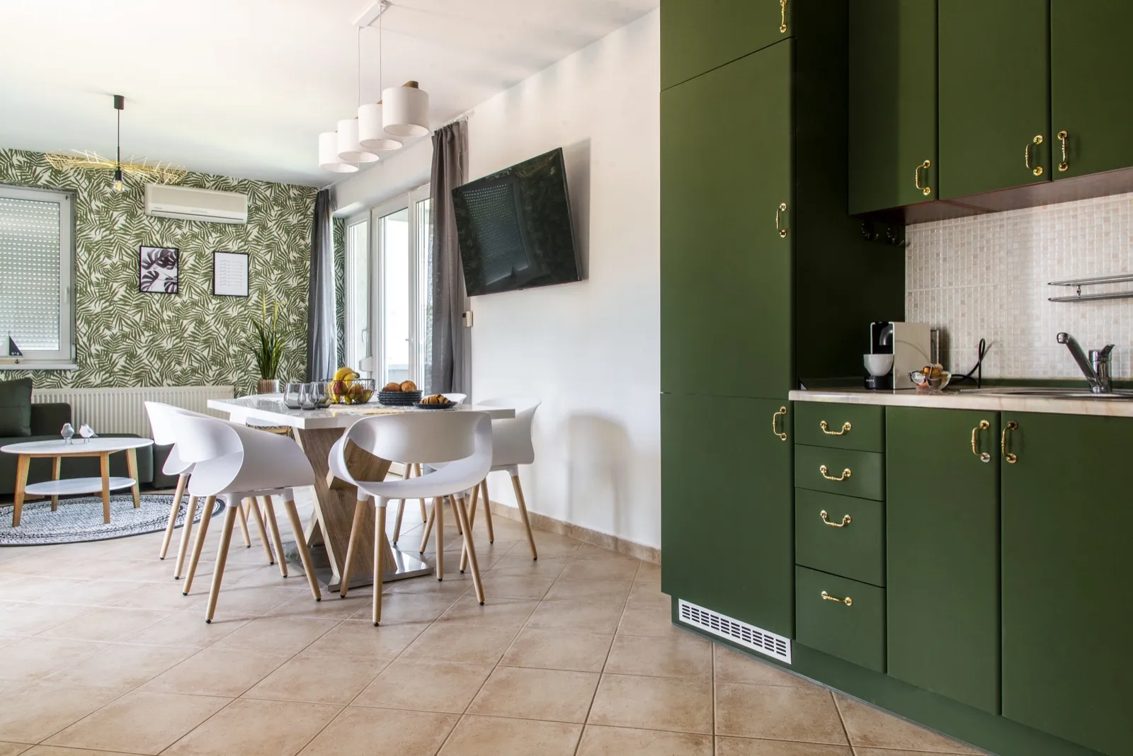 Tropical pattern detail around the bed