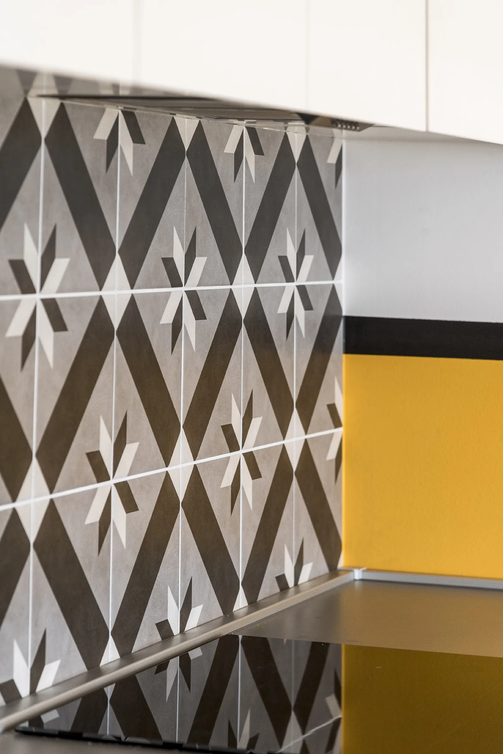 Geometric patterned backsplash tiles