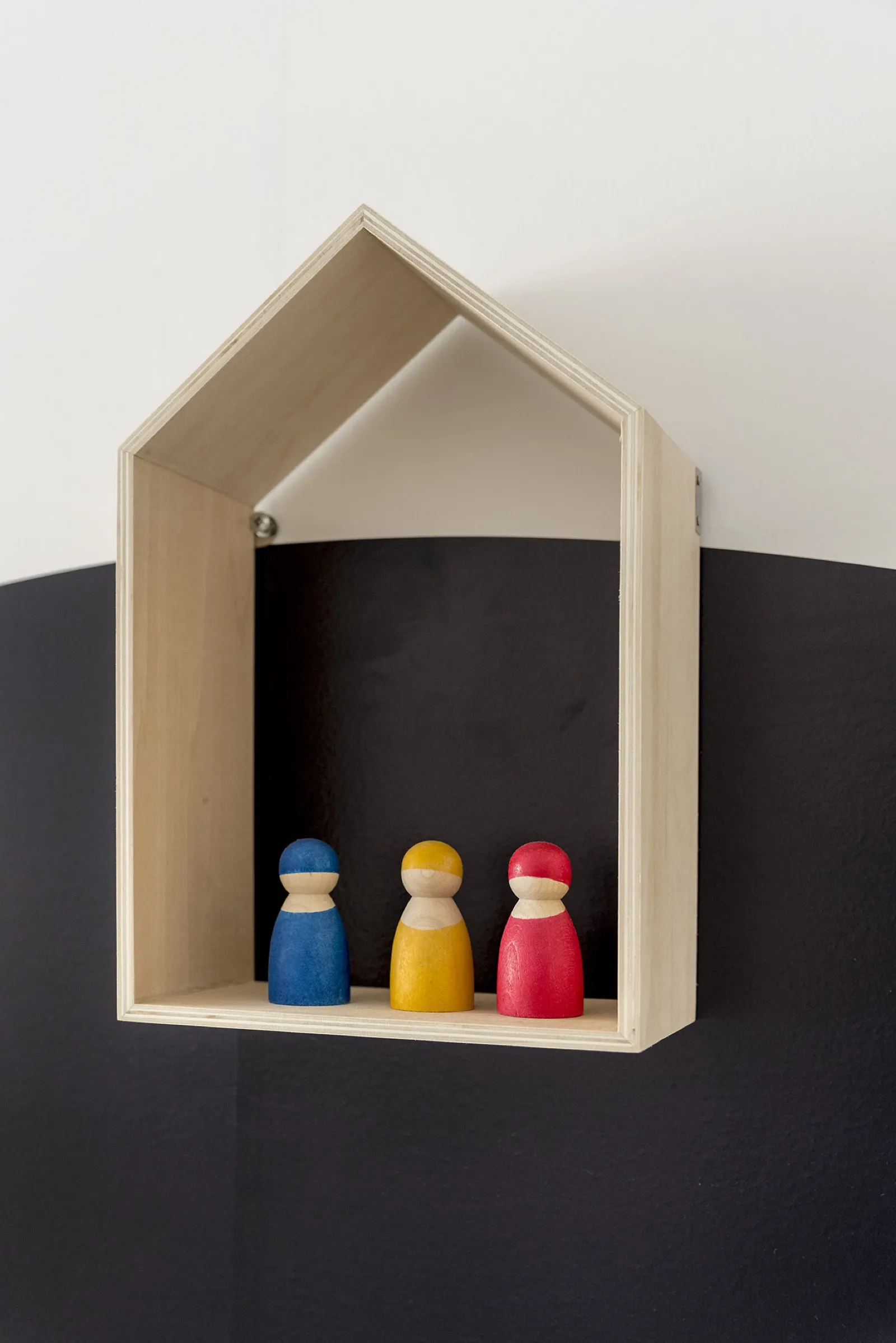 Bathroom in quiet grey and white