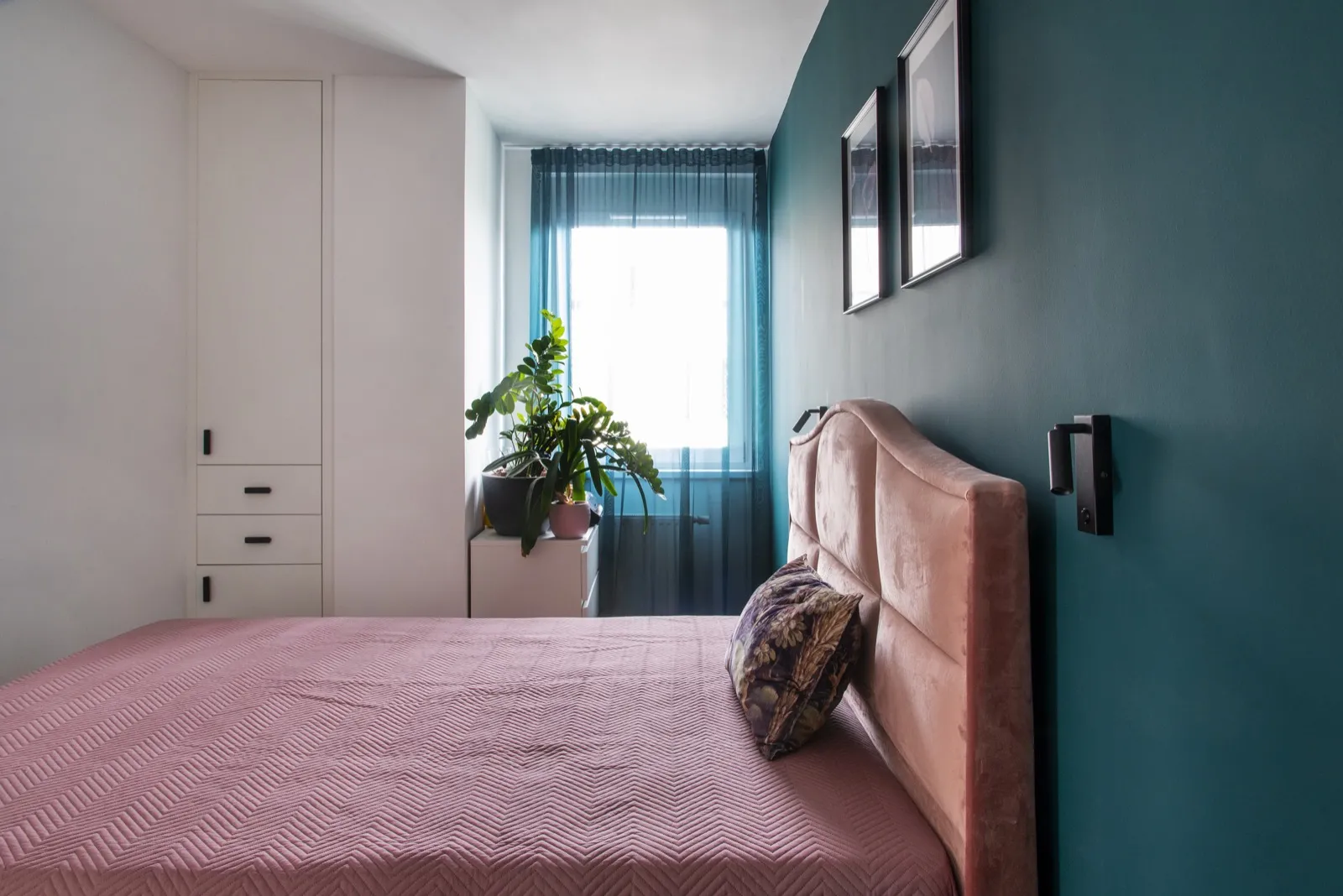 Children's room with yellow-grey clouds