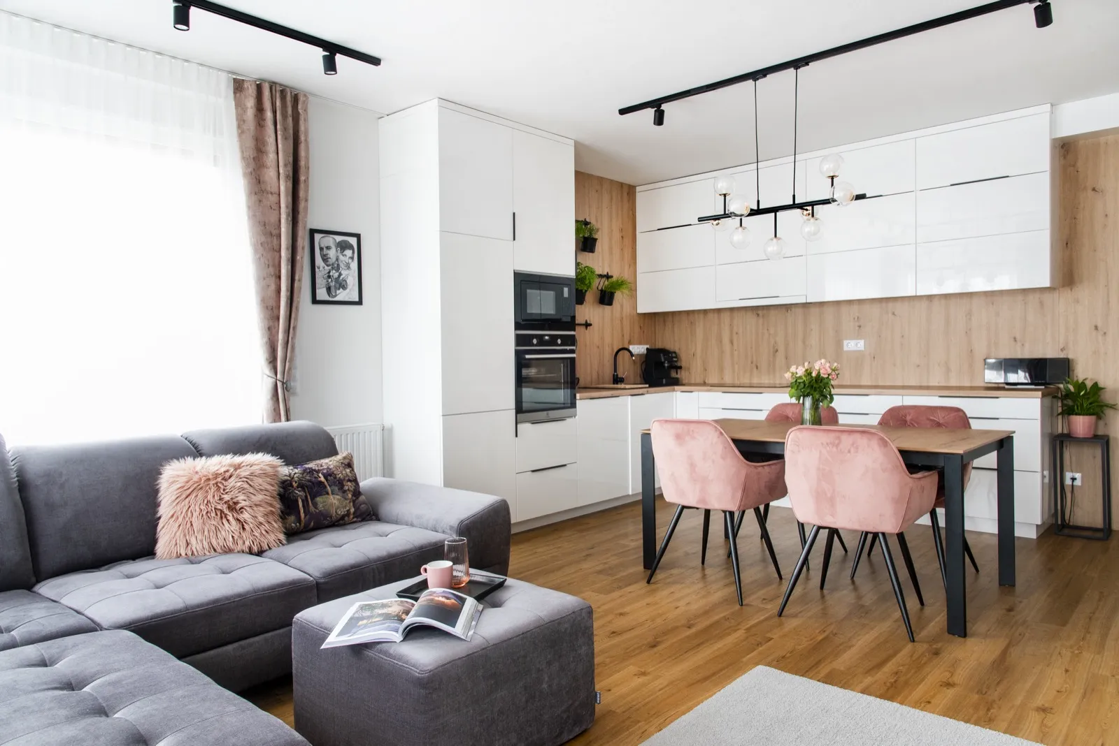 Bathroom brushstroke detail